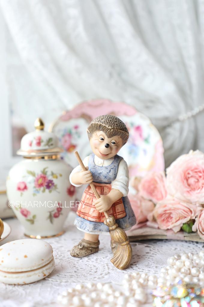 Редкость! Mecki/Мекки немецкий ежик еж «Ежиха подметает» бисквитный фарфор Goebel Германия.