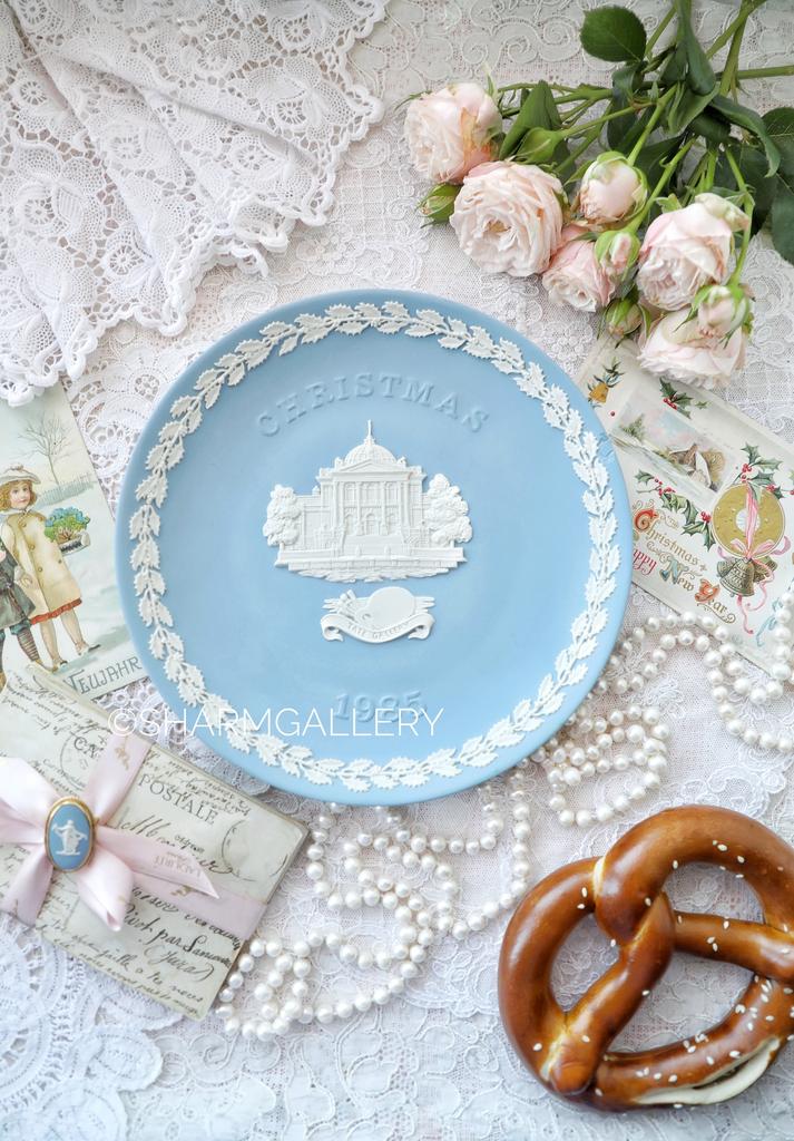 Уценка! Тарелка Рождество 1985 год бисквитный голубой фарфор WEDGWOOD Веджвуд, Англия.