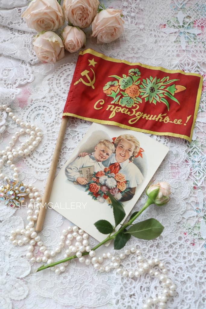 Советский детский флажок на деревянной палочке «С праздником» СССР.