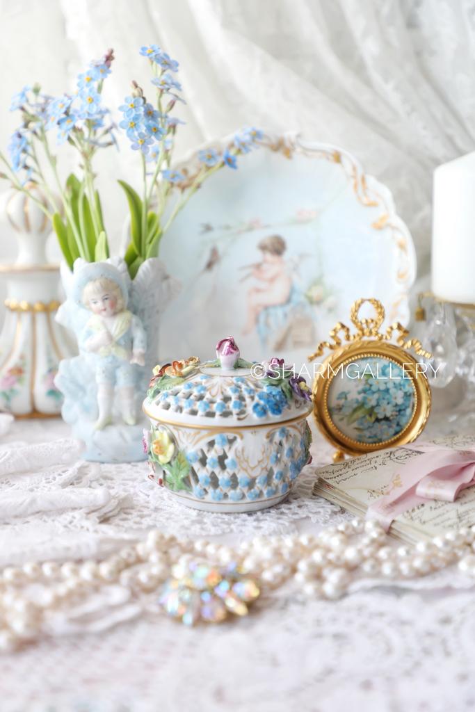 Антикварная шкатулка - бонбоньерка «Цветочная поляна» прорезной фарфор Dresden/ Дрезден Германия.