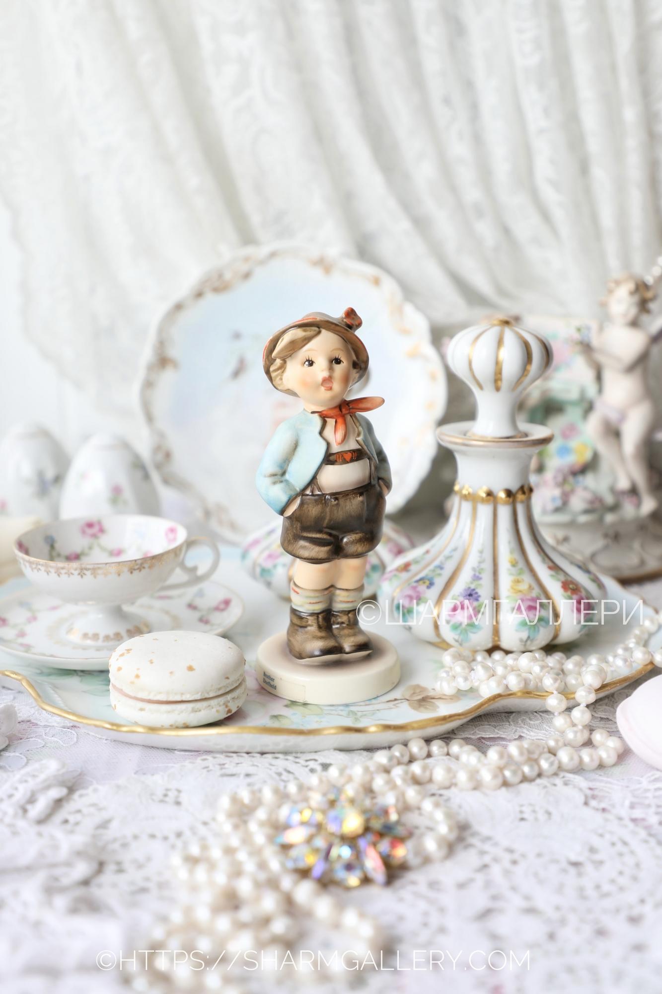 Статуэтка M.I. Hummel «Поющий мальчик» бисквитный фарфор Goebel Гебель. Германия.