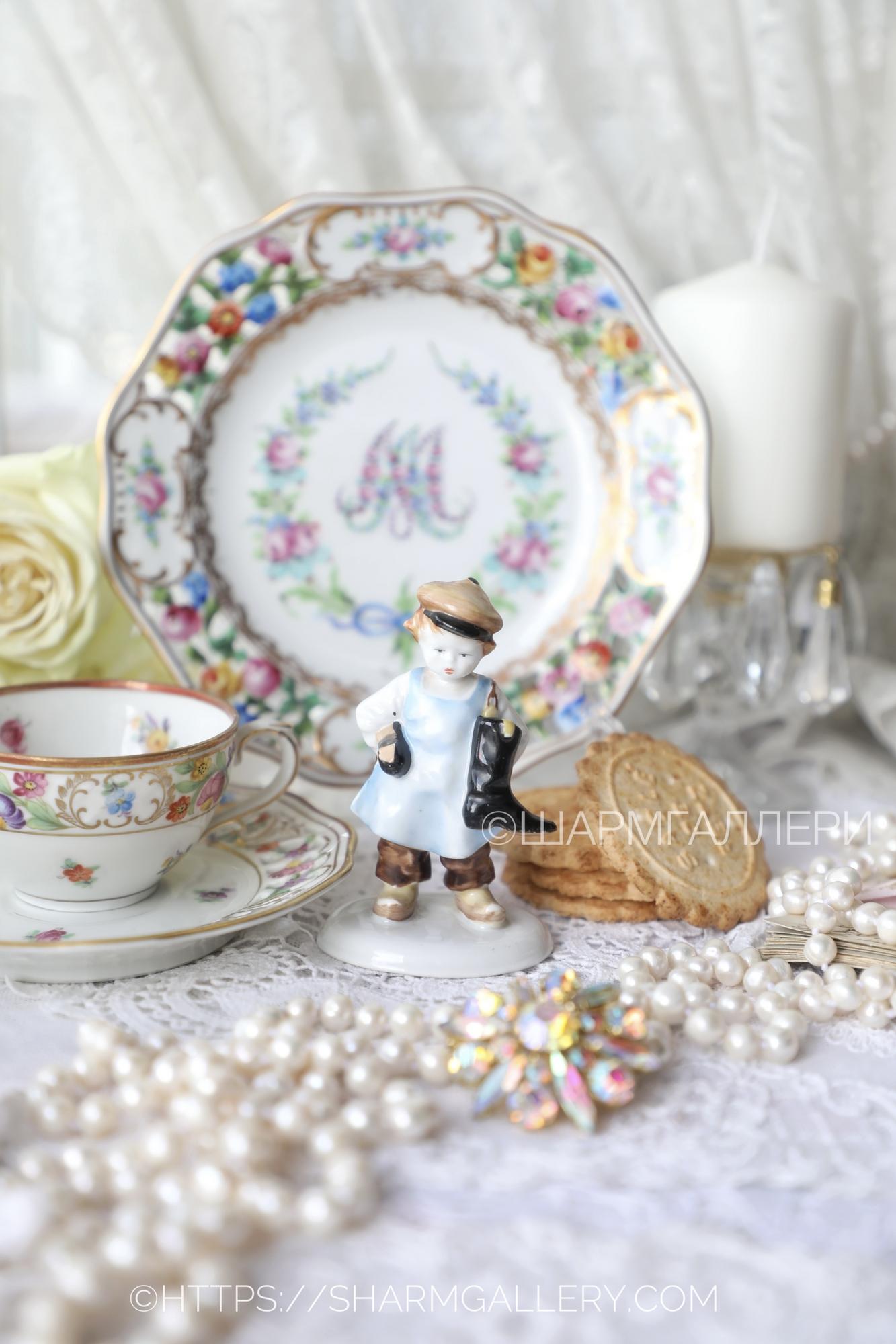 Фарфоровая статуэтка «Юный Сапожник» фигурка фарфор Ortloff & Metzler (Ортлофф и Мецлер) 1960г, Германия