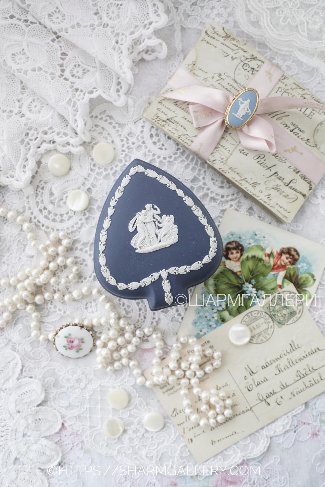 Шкатулка «Карточные масти» Пики, бисквитный редкий синий фарфор Веджвуд, Wedgwood Англия.