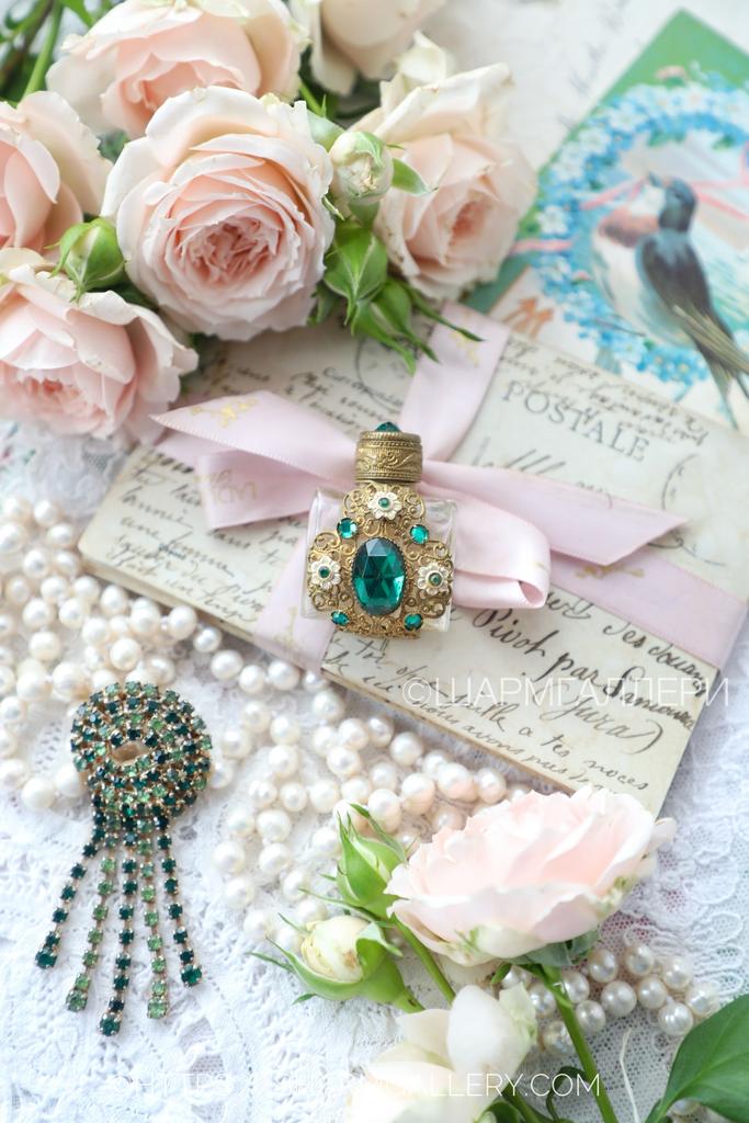 Старинный Флакон для духов с зелеными стеклянными стразами, эмаль,, металл. Чехословакия.