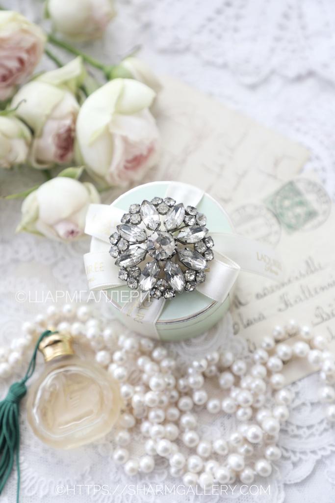 Брошь №42 винтажная брошка фирменные стеклянные стразы Чехословакия.