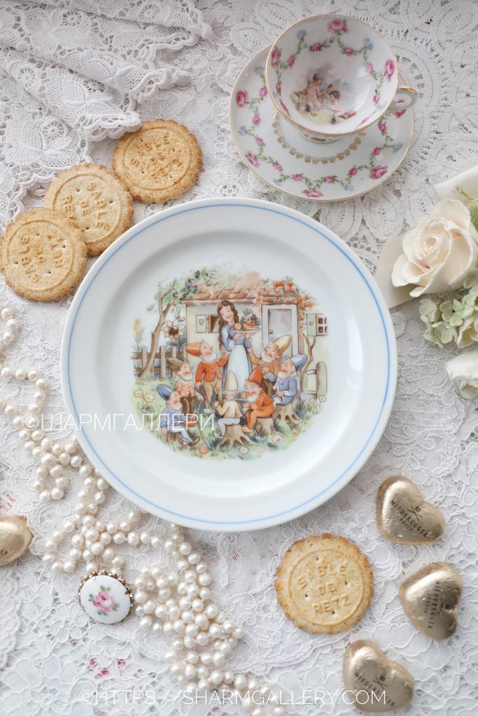 Тарелка из серии сказки "Белоснежка и семь гномов" 19см. фарфор Кольдиц/Colditz ГДР №28