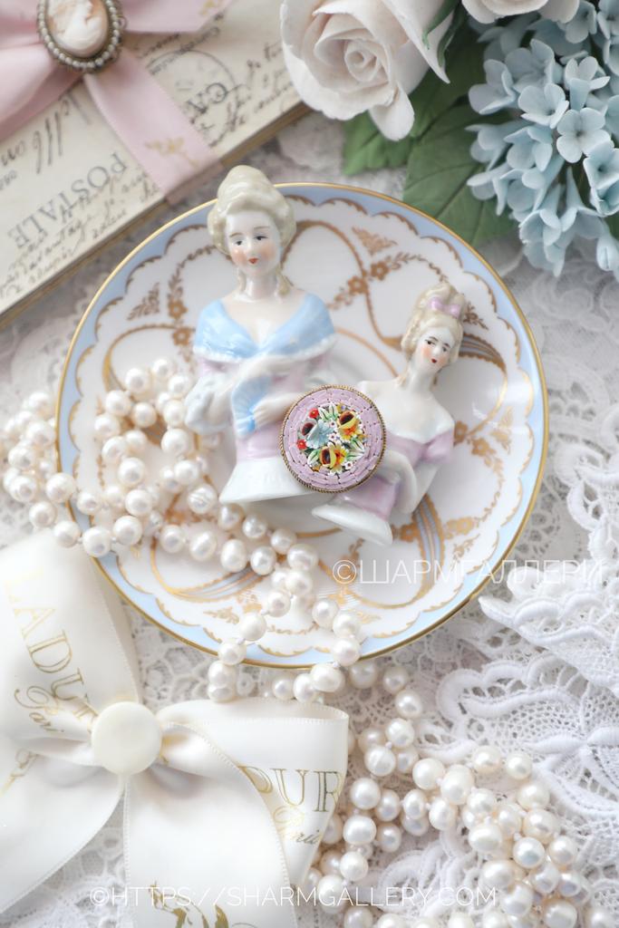 Старинная брошь «Розы на розовом фоне» микромозаика Италия.