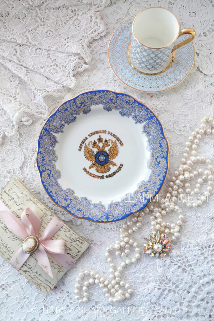 Редкость! Тарелка настенная 17,5см. СВР «Служба Внешней Разведки РФ» фарфор Кузнецовский фарфор, Россия 2014г.