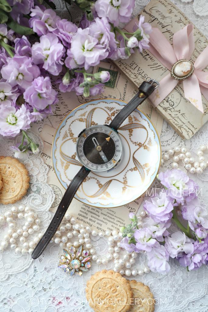 Ручной военный компас Адрианова на кожаном ремешке. СССР