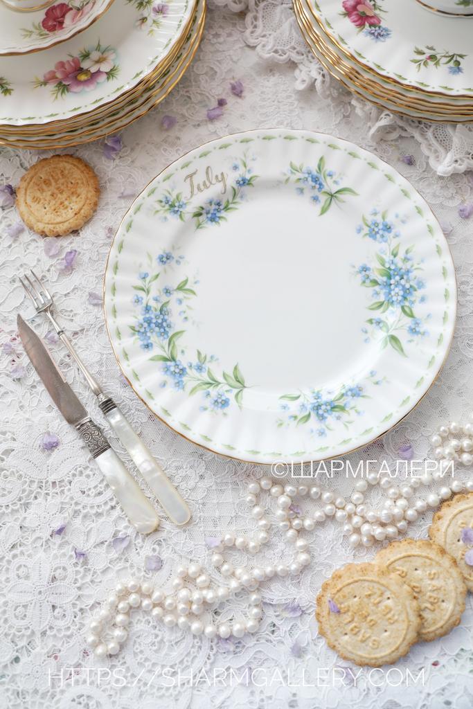 Редкость! Тарелка 20,5см. July/Forget-me-not Июль/Незабудка Цветок месяца/Flower of the month фарфор Royal Albert, Англия