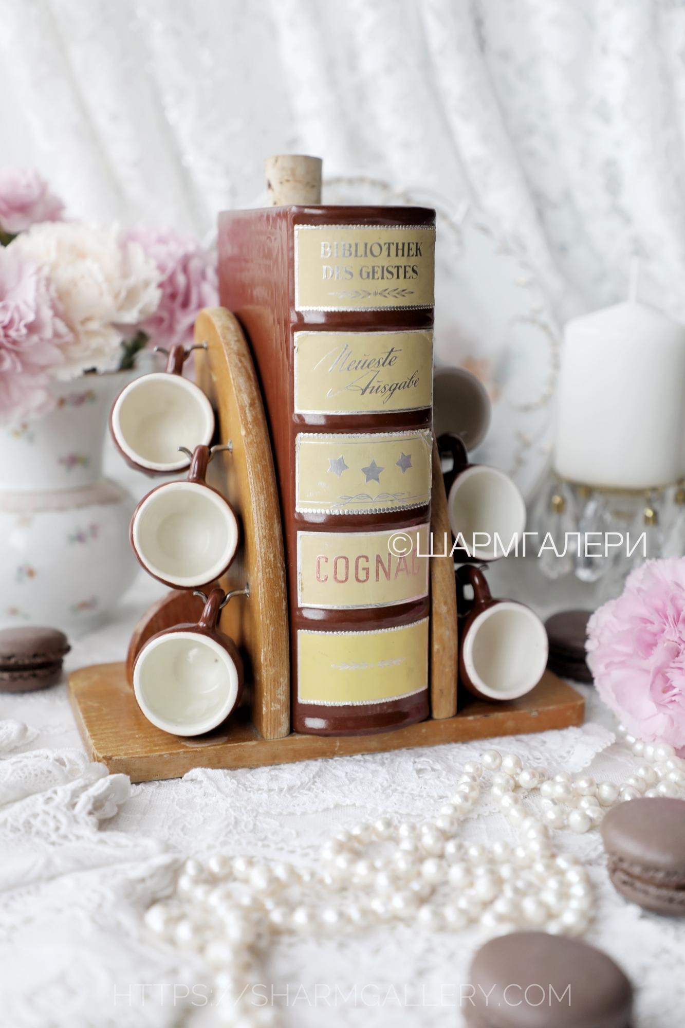 Штоф для крепких напитков "Книга" на деревянной подставке, керамика Германия, Тюрингия.