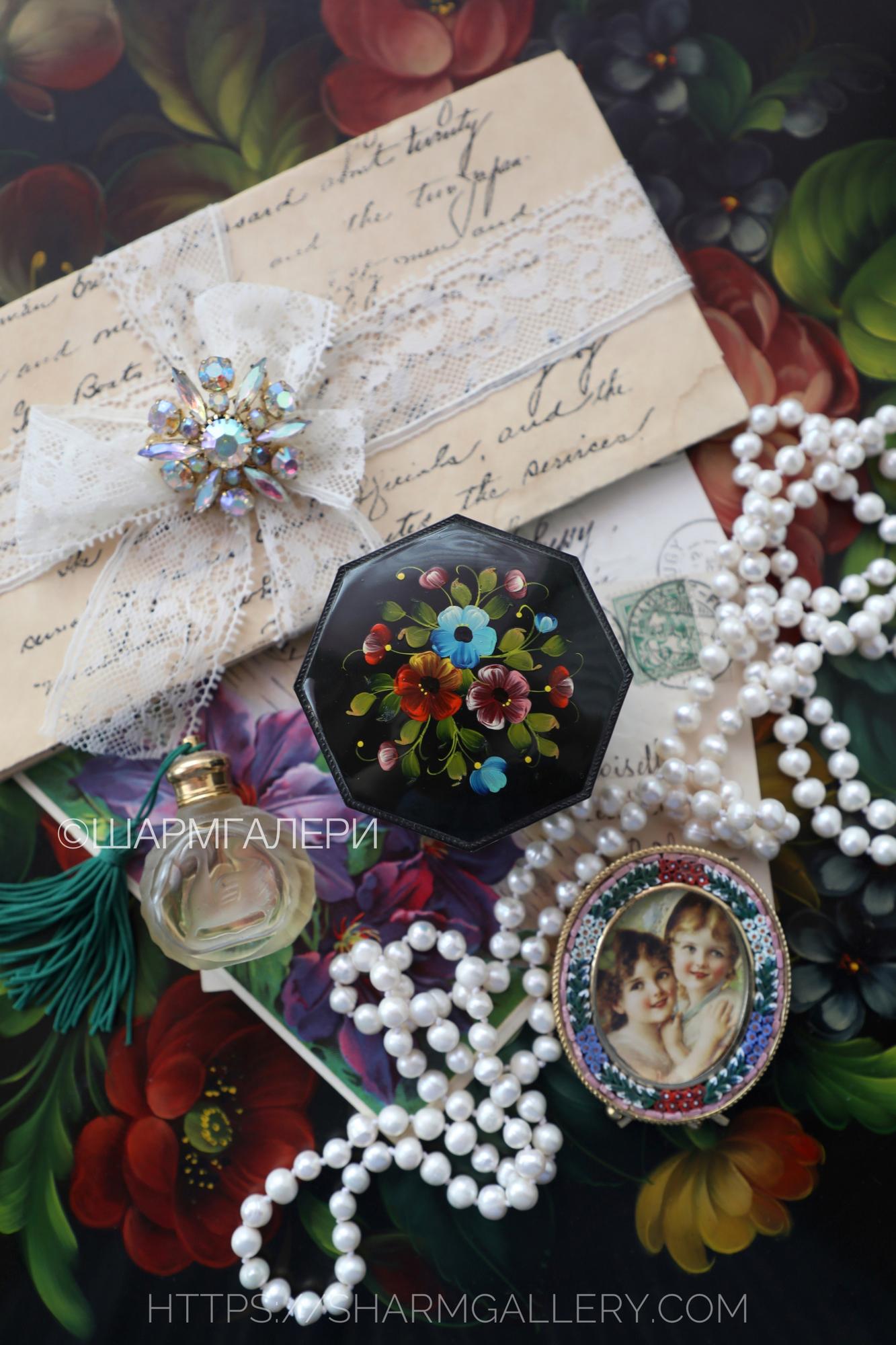 Шкатулка дляукрашений в стиле «лаковая миниатюра» пластмасса, СССР