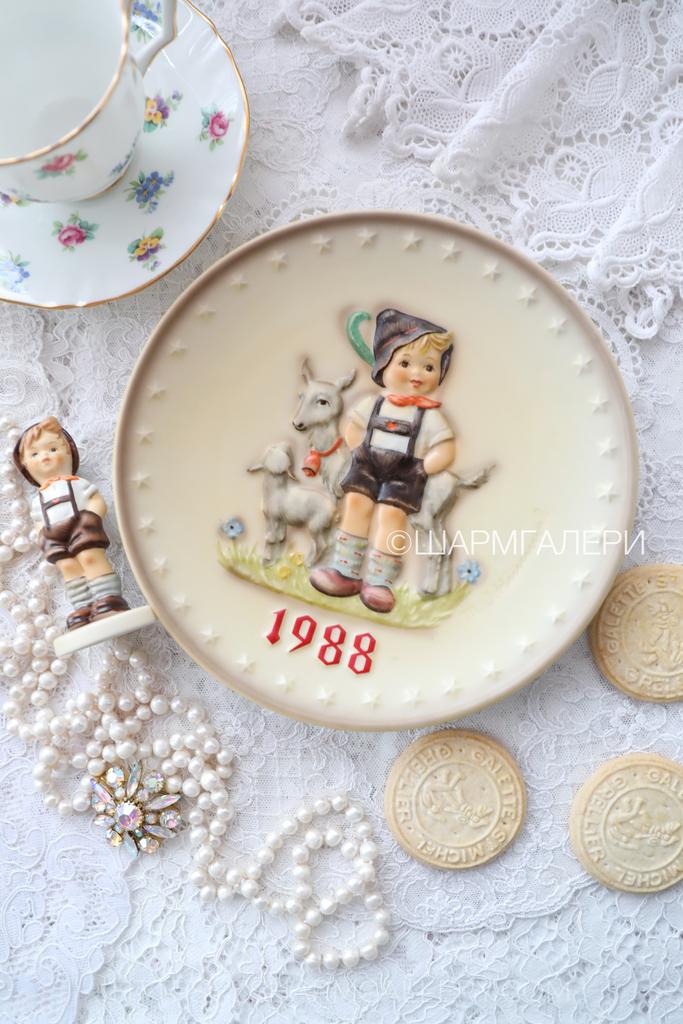 Настенная тарелка «Мальчик с овечками» 1988г M.I. Hummell Goebel Гебель Германия.