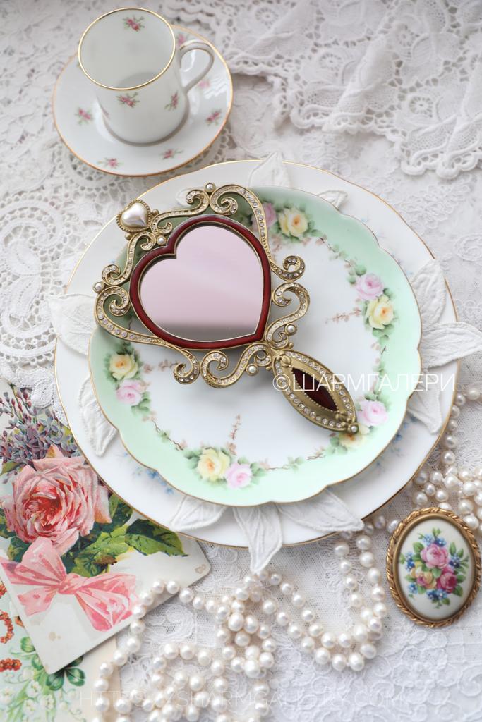 Ручное зеркало «Сердце» металл стразы, цветная эмальль. 1990гг.
