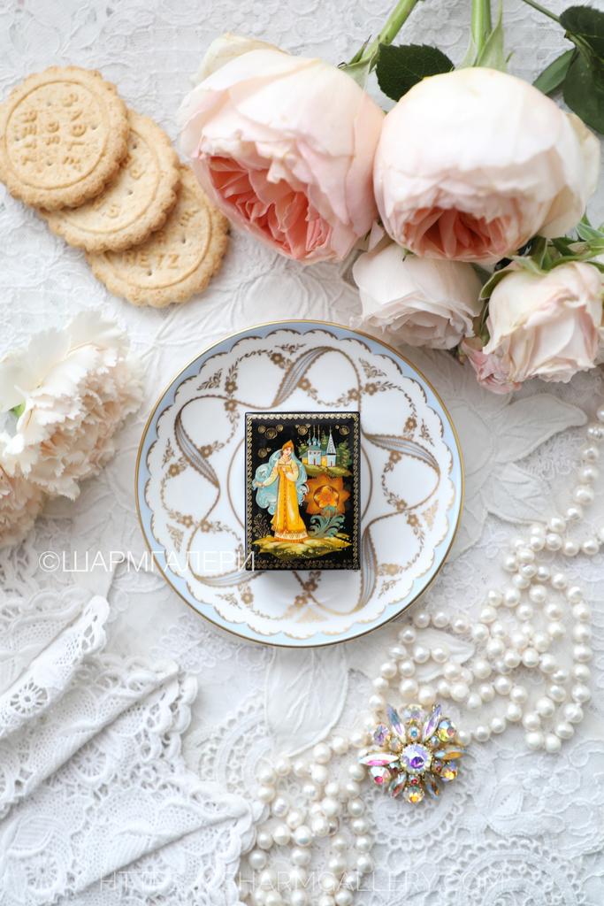 Шкатулка лаковая миниатюра Палех «Аленький цветочек» СССР.