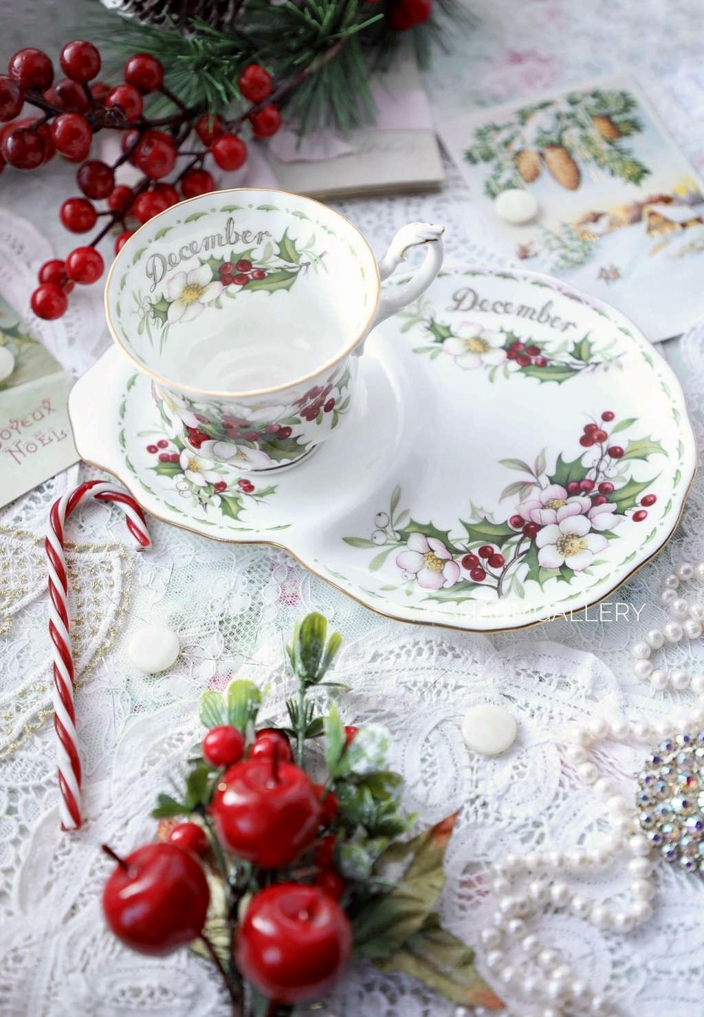 Чайная пара  на удлиненном блюдце «Цветок месяца» Декабрь/Рождественская роза - Морозник, фарфор Royal Albert Англия 1970г.