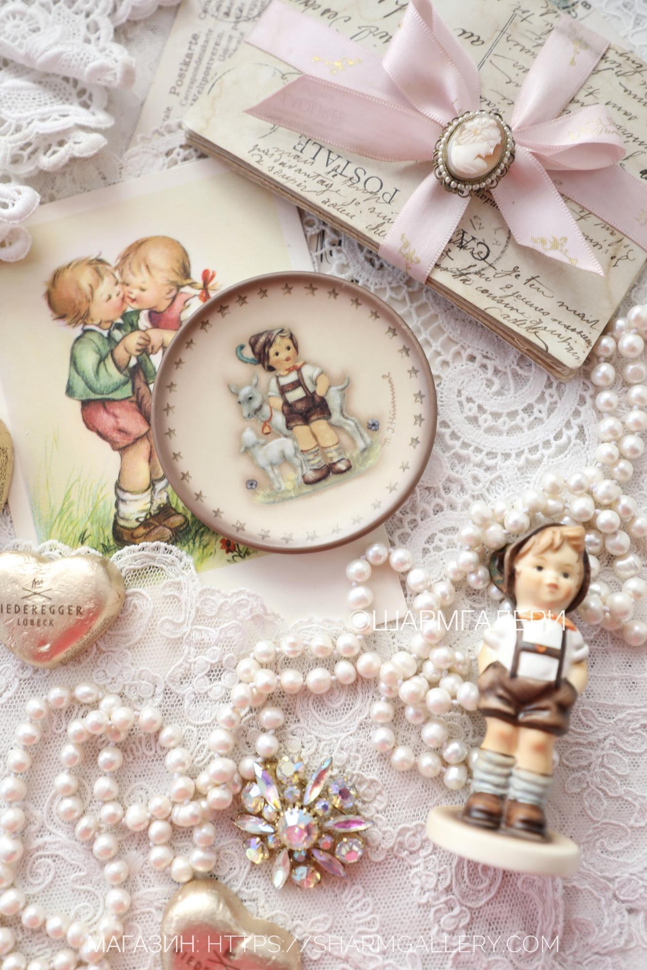 Настенная мини тарелочка на пасхальную тему «Мальчик» 1995г. Hummell Goebel  Хумель Гебель Германия.