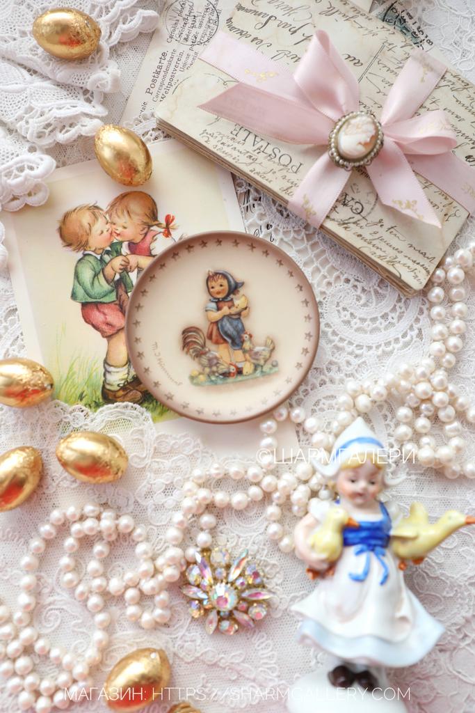 Настенная мини тарелочка на пасхальную тему «Девочка» 1995г. Hummell Goebel Хумель Гебель Германия.