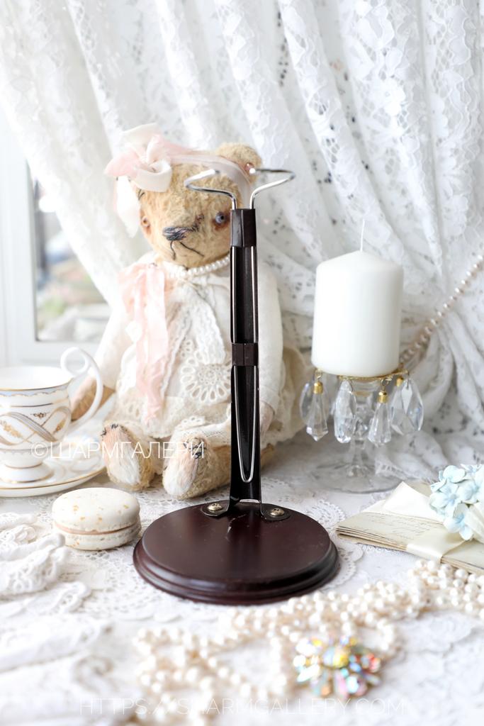 Подставка демонстрационная деревянная для мишек, фарфоровых кукол Remeco Collection Англия.