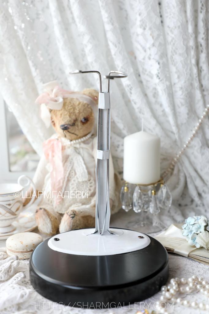 Подставка демонстрационная большая, для мишек и фарфоровых кукол Remeco Collection Англия.