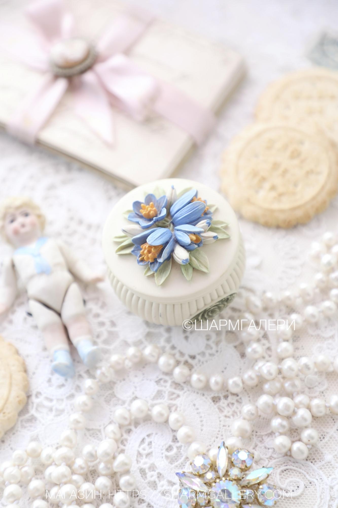 Мини шкатулка «Голубые цветы» коллекция «Jardinière» Handcast, Enesco. 2003г.