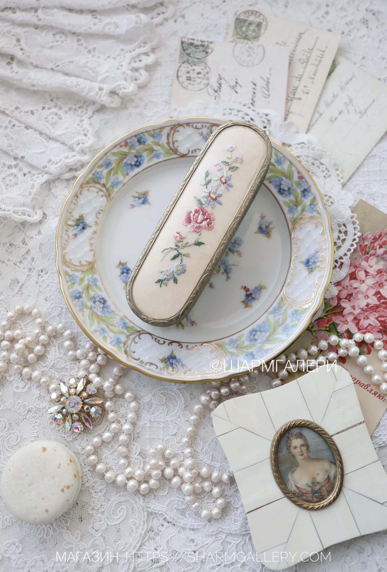 Старинная щетка для одежды с вышивкой Petit Point, Англия