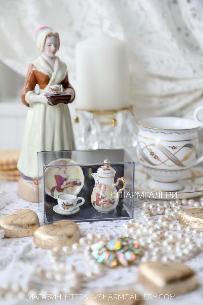 Миниатюра кукольная диорама полка с фарфором «Шоколадница» фарфор Reutter Porzellan, Германия.