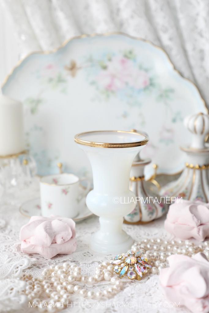 Редкость! Вазочка белое опаловое стекло Opaline, Франция. Светится в УФ свете.