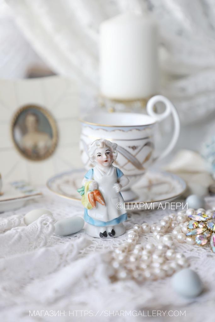 Солонка «Дама с морковью» серия "Бюргеры" фарфор Тюрингия, Германия.