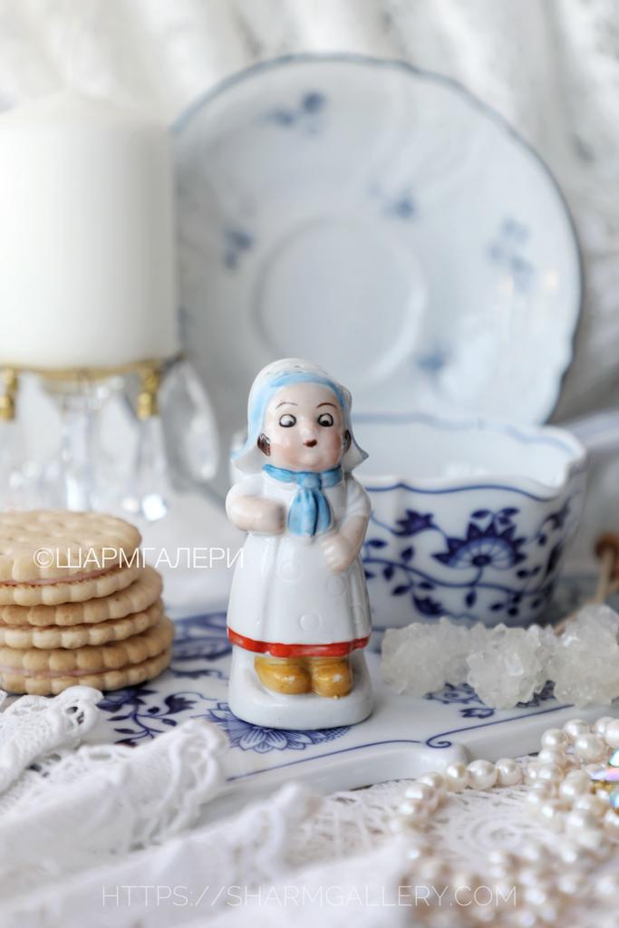 Солонка Девочка в голубом платке серия «Бюргеры/ Гуглики» фарфор Германия.