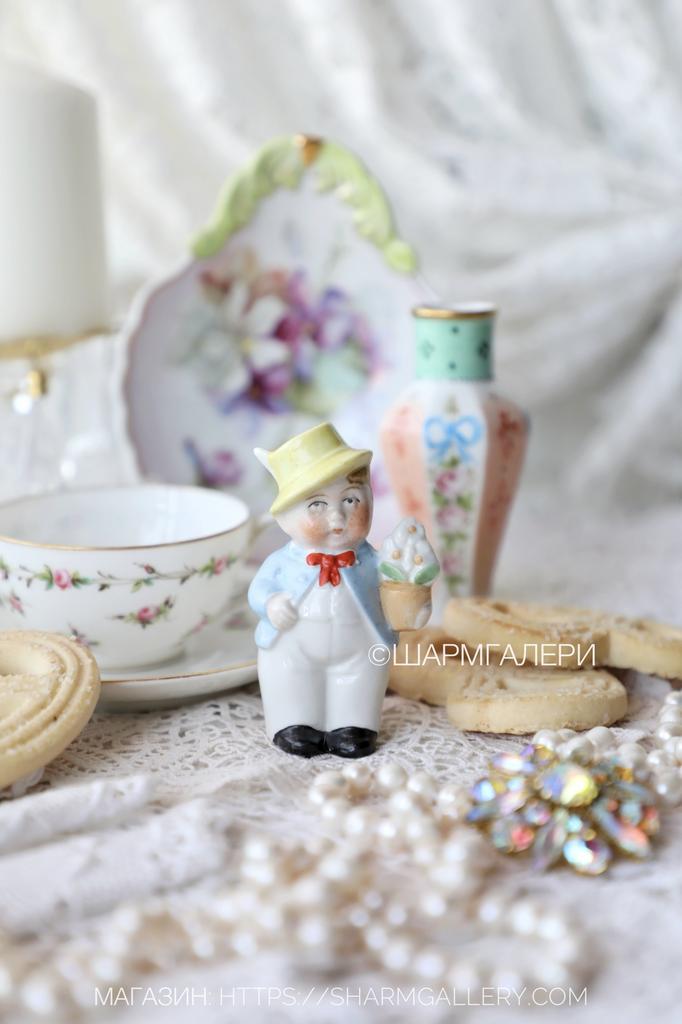 Солонка Джентельмен с букетом, серия «Бюргеры» фарфор Германия.