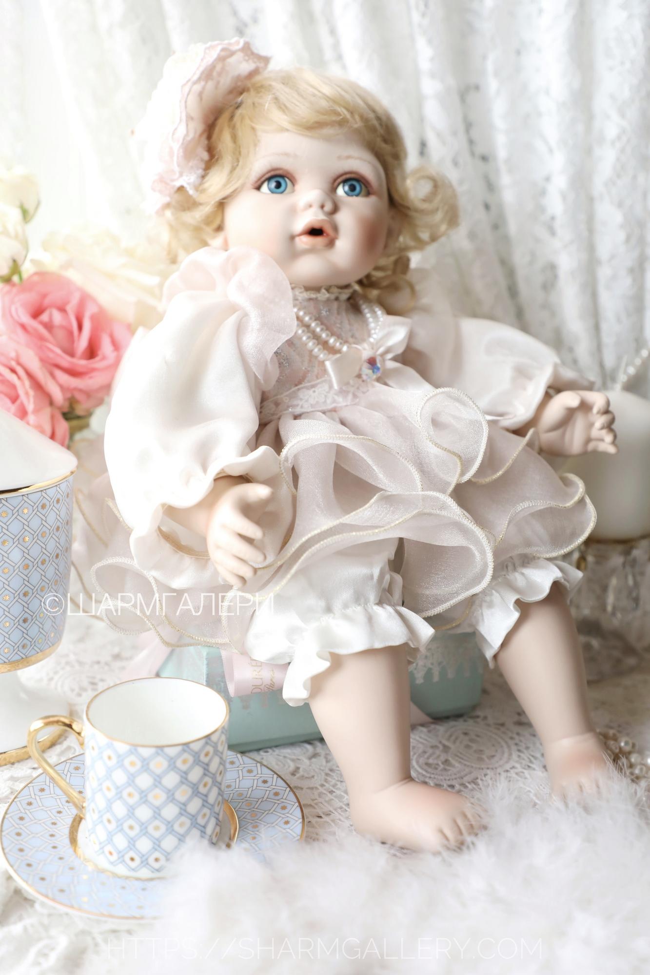 Коллекционная фарфоровая кукла «Розовая пудра» 39см Remeco Collection Англия