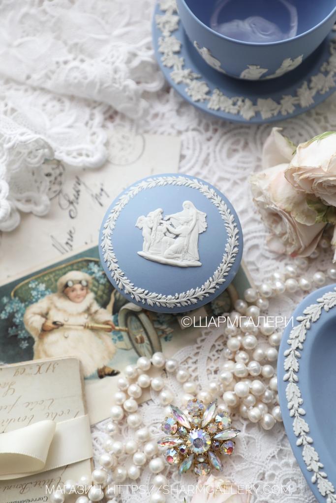 Шкатулка бонбоньерка круглой формы бисквитный голубой фарфор, Веджвуд Wedgwood, Англия