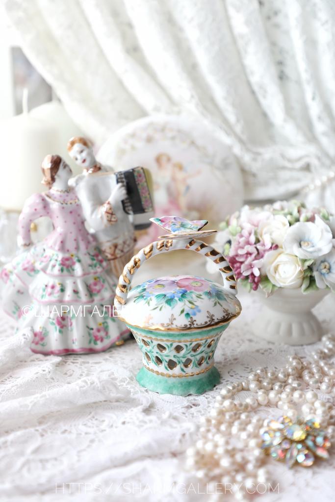 Шкатулка «Корзина с цветами» фарфор, авторская роспись, цветная Гжель.