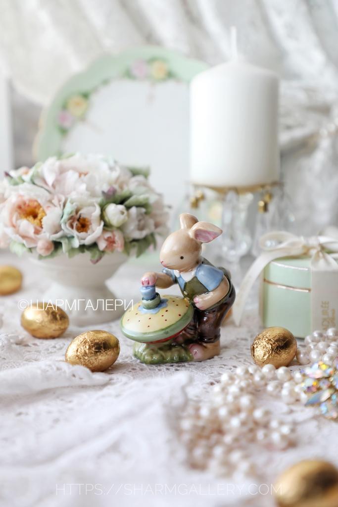 Пасхальная композиция «Мальчик кролик с юлой» коллекция “Bunny Family” фарфор Villeroy & Boch, Германия.