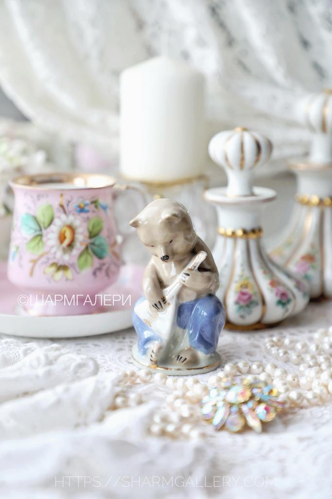 Статуэтка "Мишка с балалайкой" фарфор Городница. СССР.