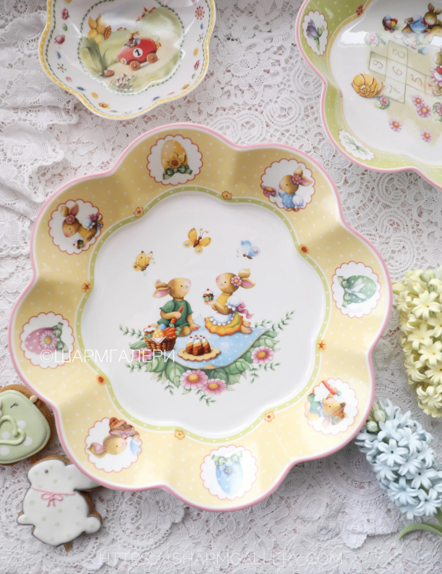 Блюдо/Салатник форма цветок «Кролики на пикнике» 32см. пасхальная коллекция посуды “Spring Decoration” фарфор Villeroy & Boch, Германия.