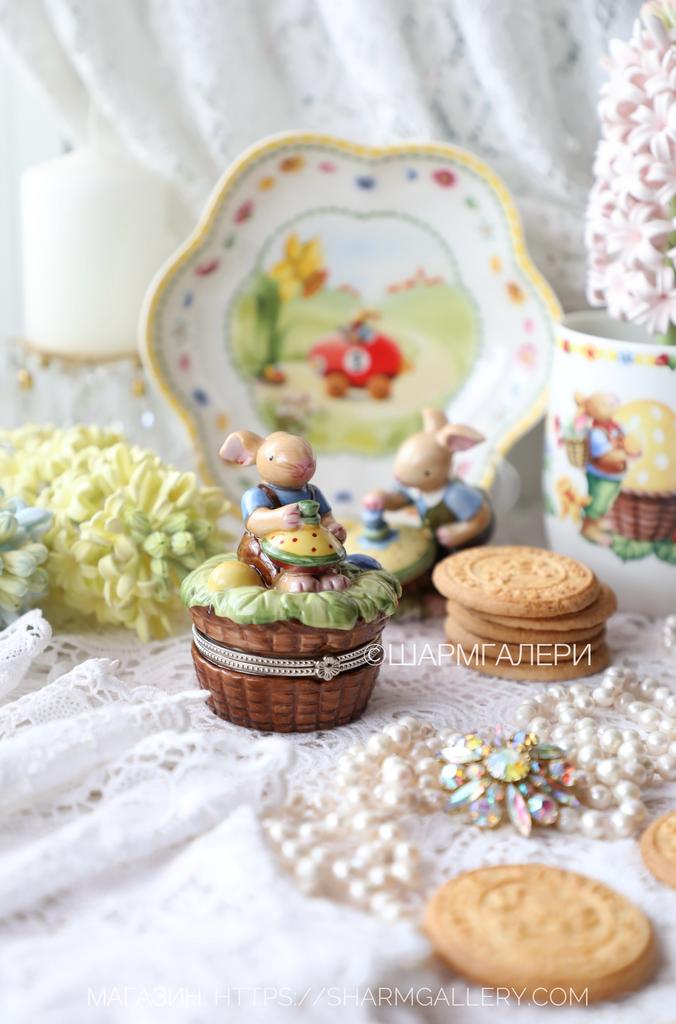 Шкатулка Капкейк/Кекс Мальчик кролик с юлой «Spring Decoration» старая пасхальная коллекция фарфор Villeroy & Boch, Германия.