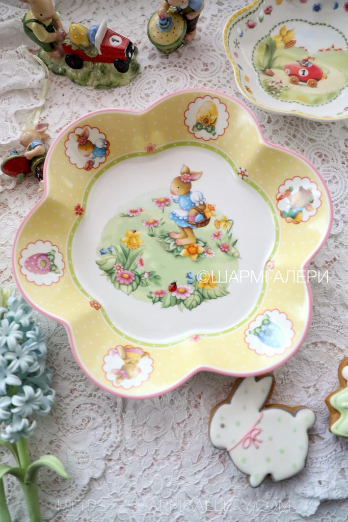 Глубокая тарелка/Салатник форма цветок «Кролик девочка собирает цветы» 25см. пасхальная коллекция посуды “Spring Decoration” фарфор Villeroy & Boch, Германия.