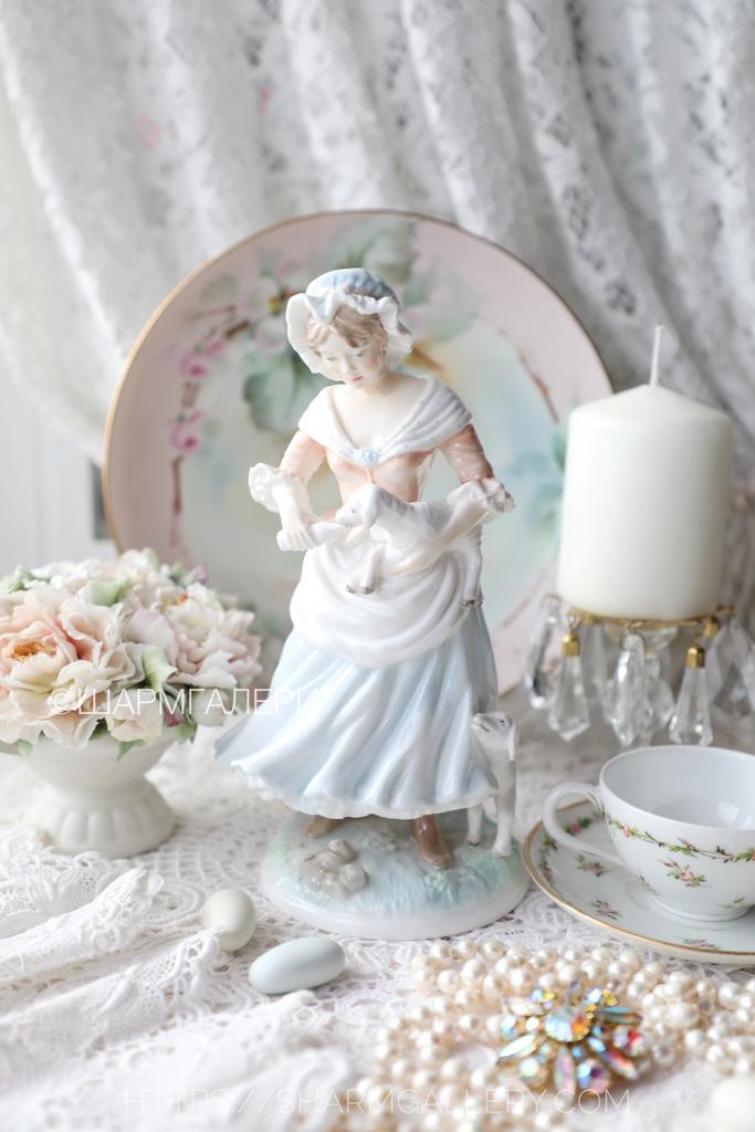 Статуэтка «Пастушка» девушка с овечками коллекция Old Country Ways, фарфор Royal Worcester Англия