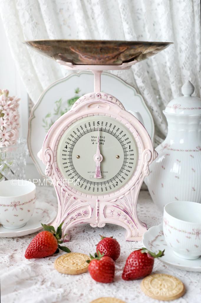 Весы кухонные EKS в чугунном корпусе с эмалированным циферблатом. Швеция, пер. пол. ХХ в.