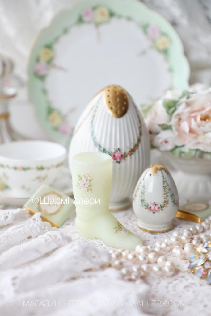 Сапожок подставка для зубочисток, урановое стекло, ручная роспись, начало 20 века Англия.