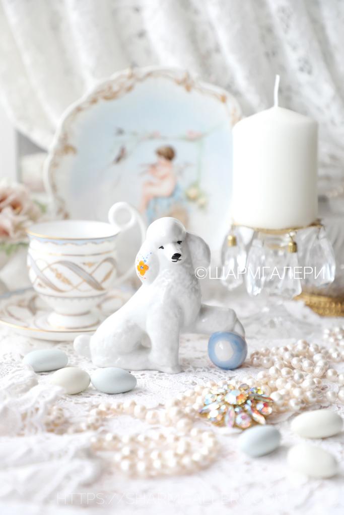 Статуэтка собака "Белый Пудель с голубым мячом" фарфор Дулево, СССР.