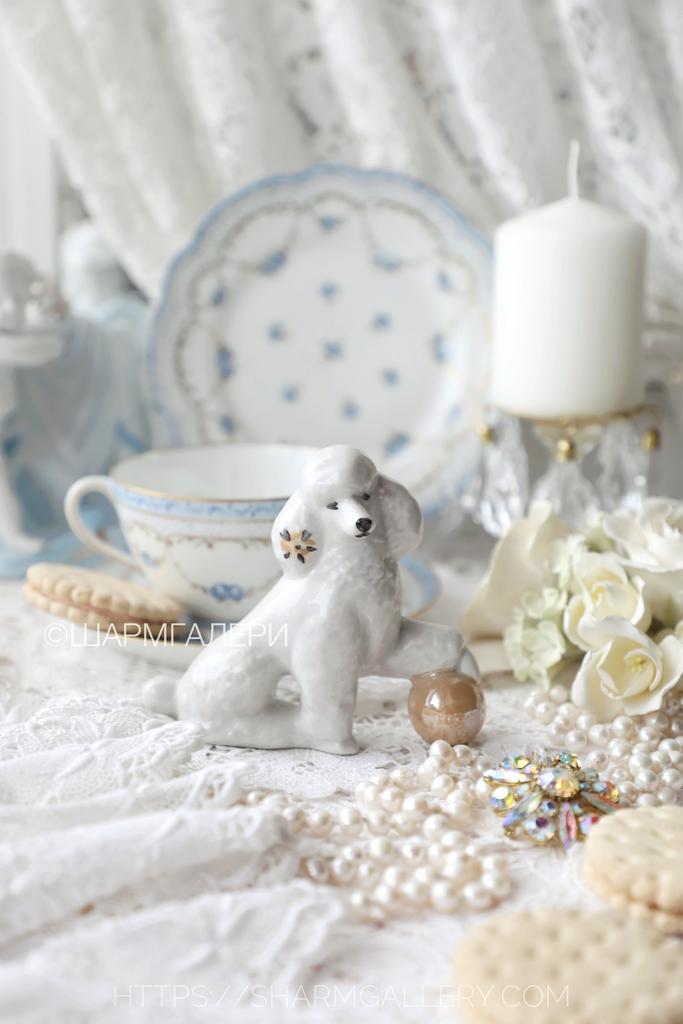 Статуэтка собака "Белый Пудель с мячом" фарфор Дулево, СССР.