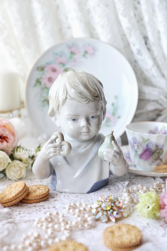 Оедкость! Фарфоровая статуэтка  бюст «Мылыш с кренделем и грушей» Wagner&Apel /Вагнер и Апель синяя корона GDR 1877 Тюрингия, Германия.