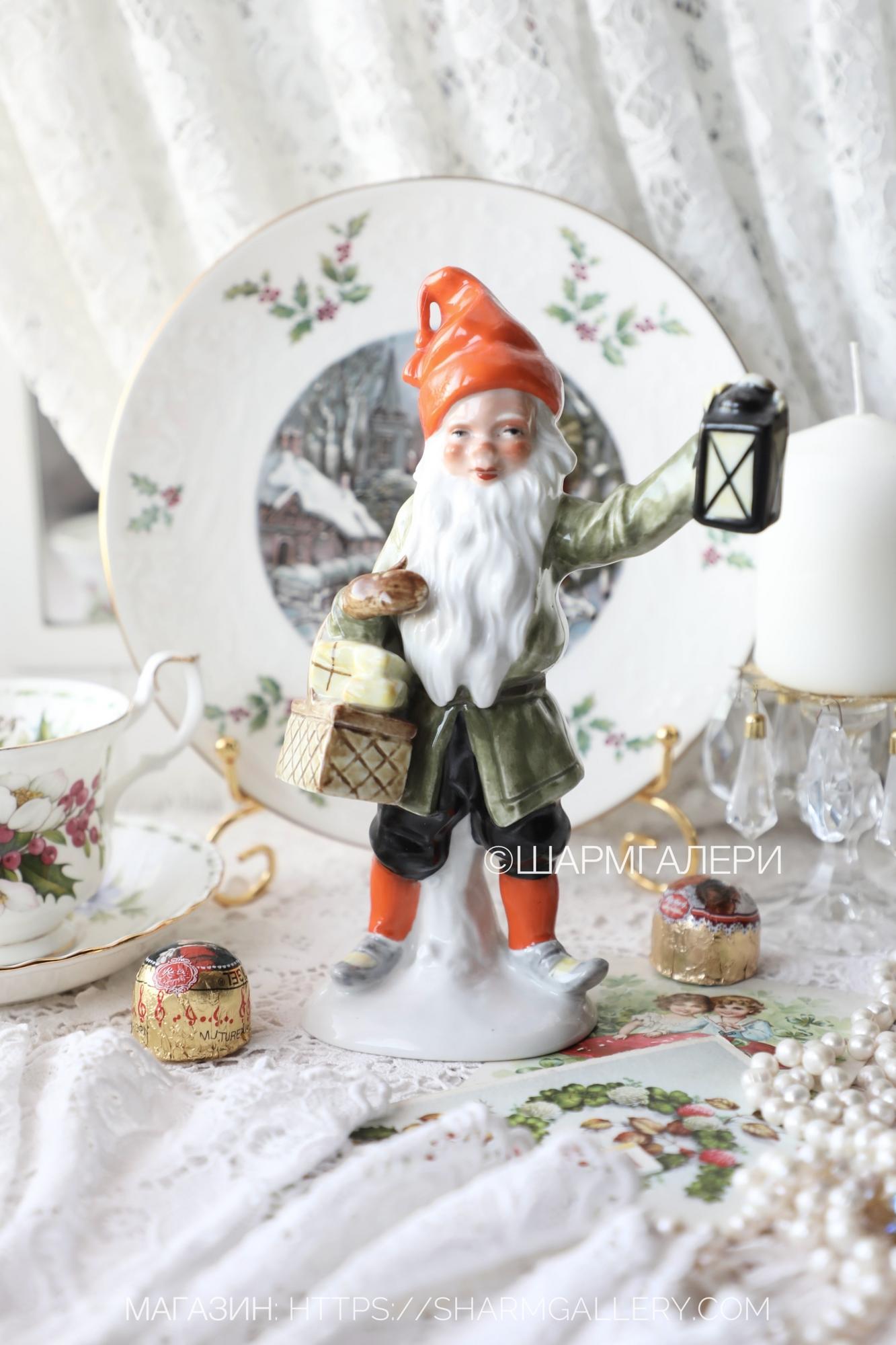 Редкая статуэтка «Гном с фонарем и корзиной подарков» фарфор, роспись. Германия.