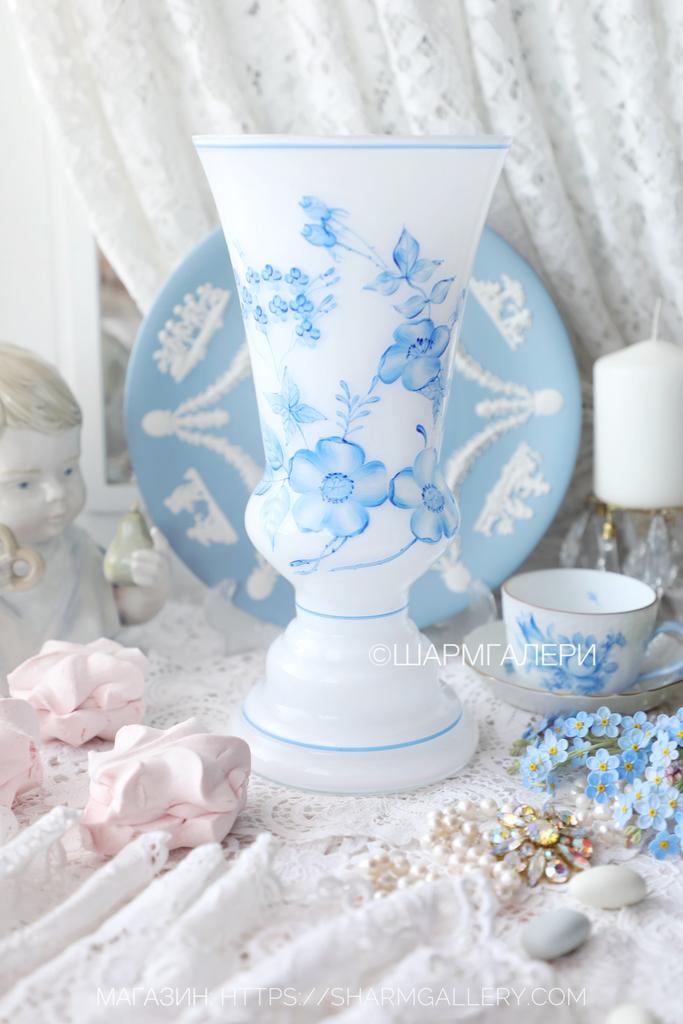 Ваза на ножке для цветов 25см "Синий букет" молочное стекло, роспись. СССР.