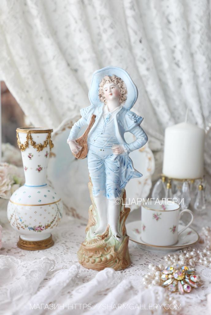 Антикварная статуэтка «Охотник» бисквитный фарфор Франция.