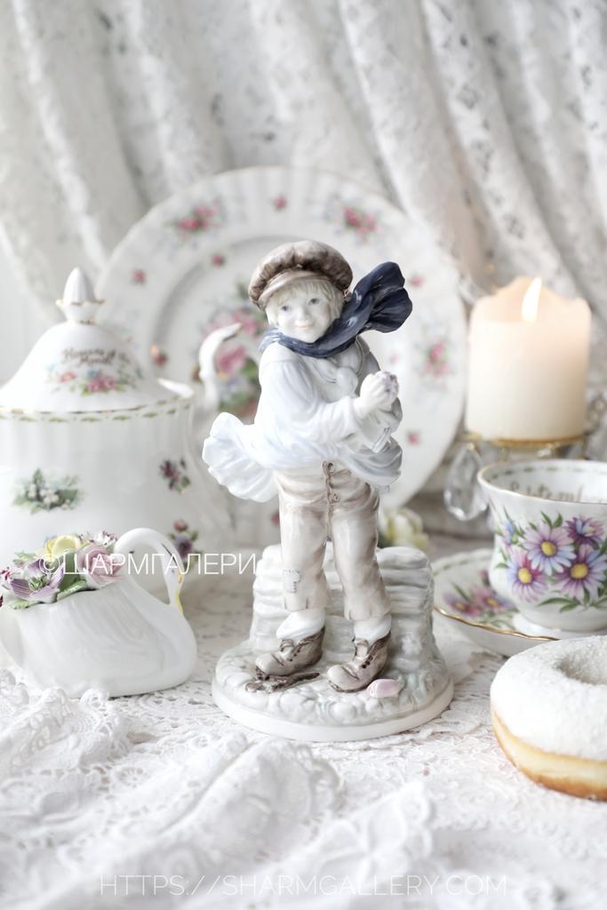 Фарфоровая коллекционная статуэтка «The Boy» мальчик с тюльпаном, Coalport Англия