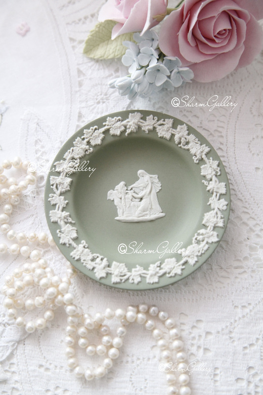 Тарелочка с барельефами №3. Англия, Wedgwood. Яшмовый фарфор.